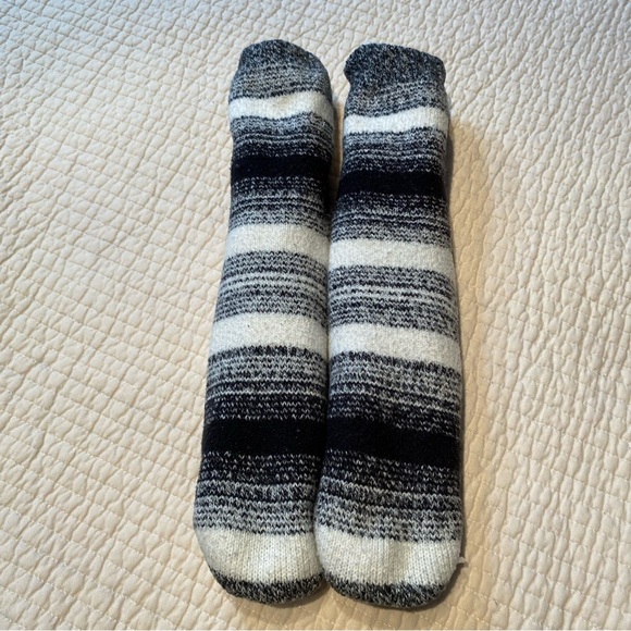Set of 3 Pairs of Fluffy Winter Socks. - Picture 9 of 11
